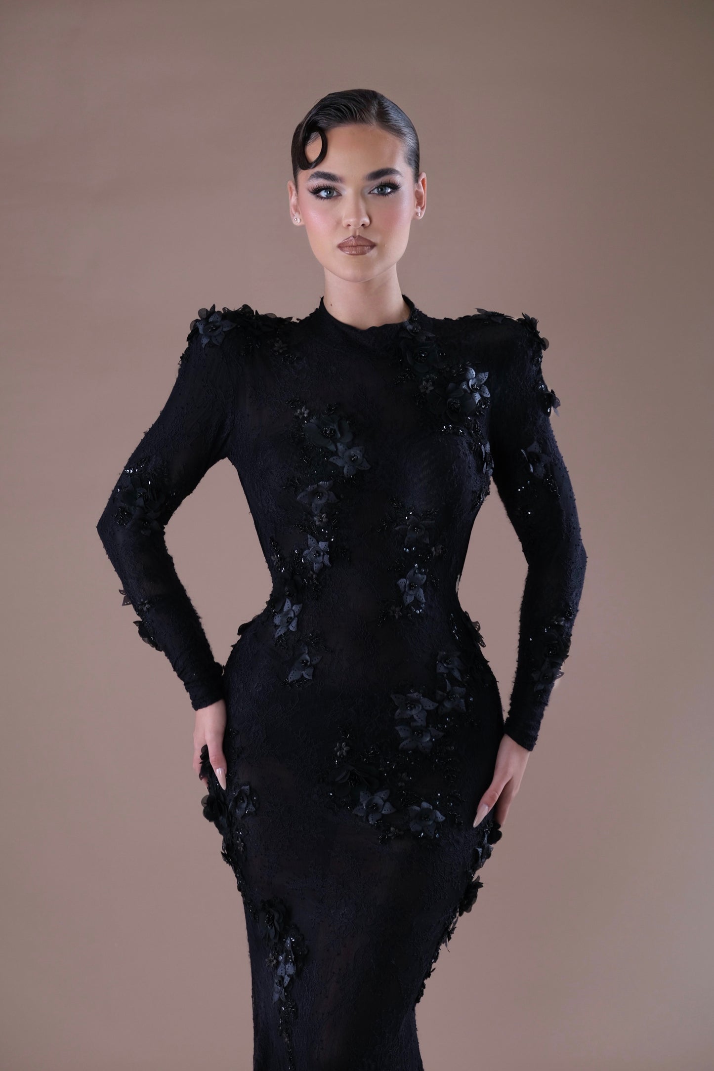 Selene - Backless dress with floral details