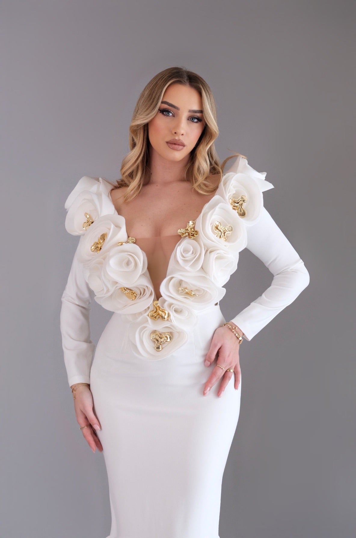 Léonie - Fitted Dress with gold accessories
