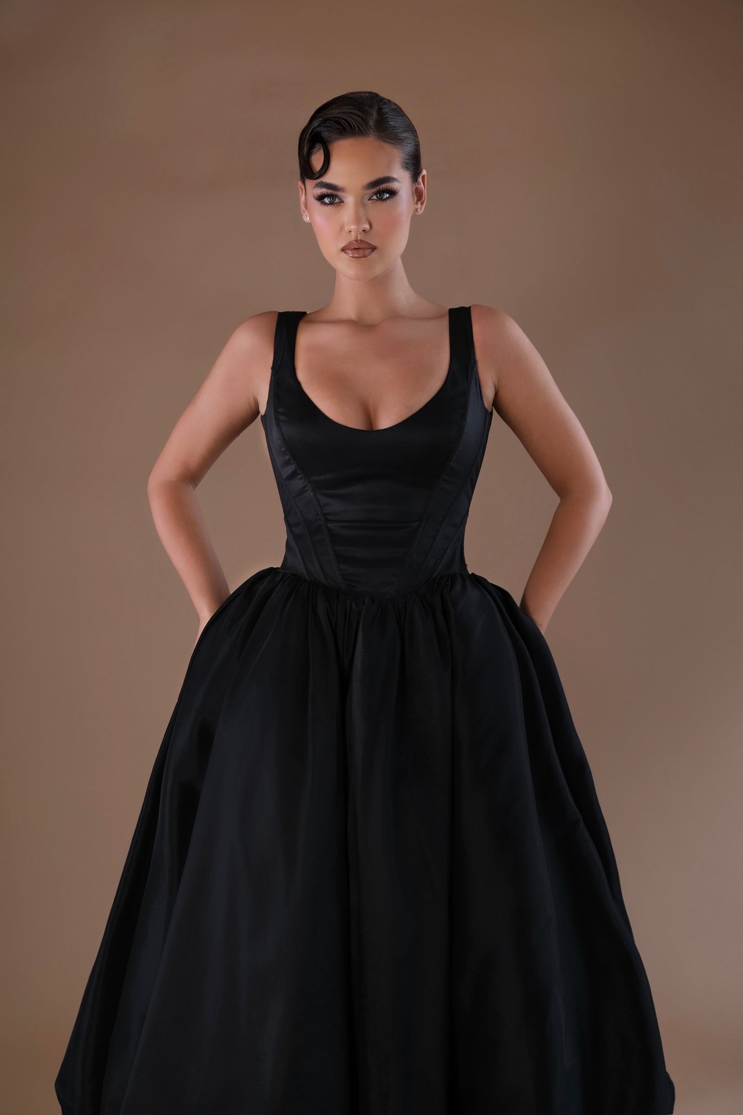 Bery - Elegant structured bodice with voluminous skirt
