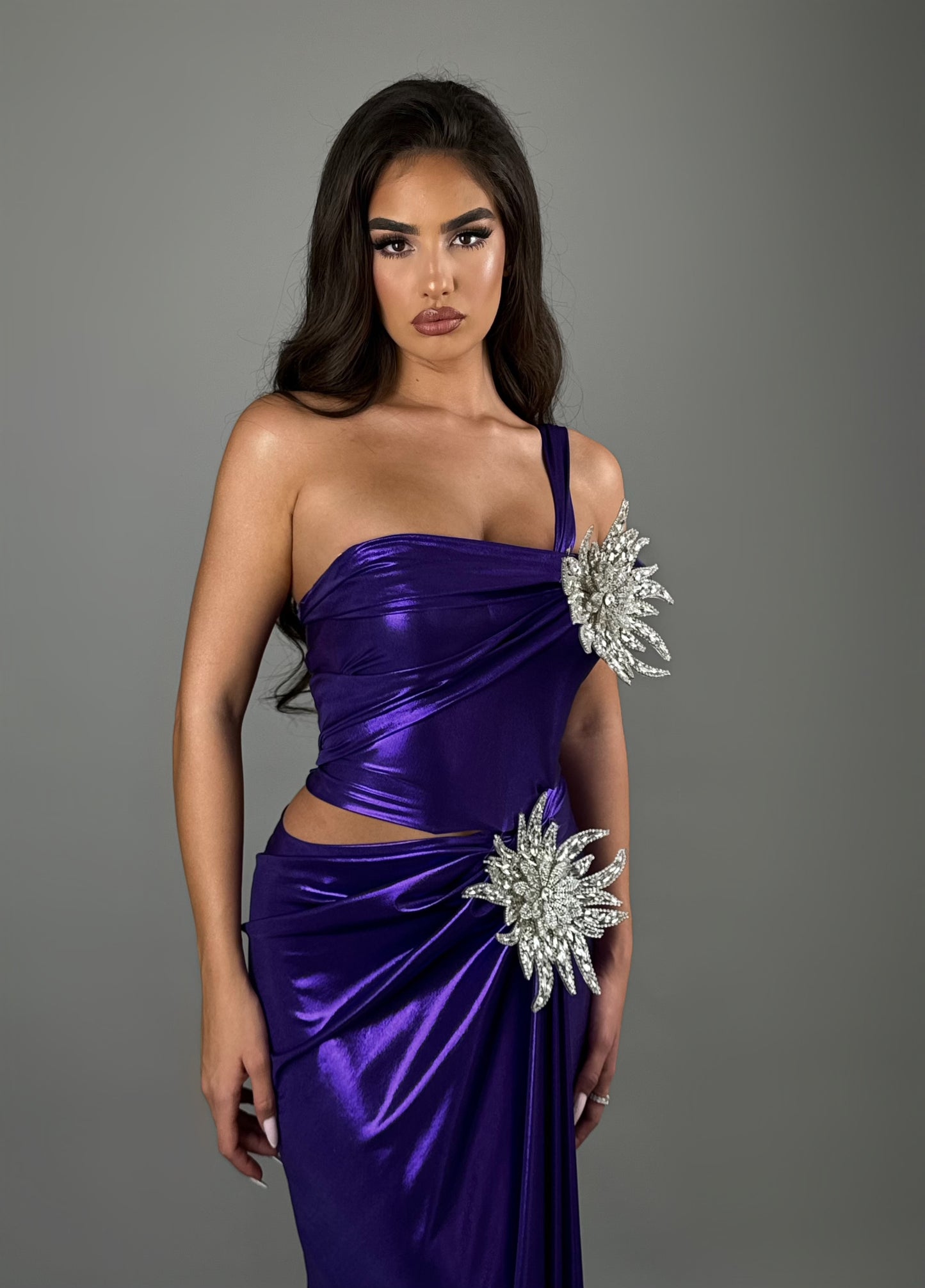 Daría - Draped Long Dress with Floral Brooches