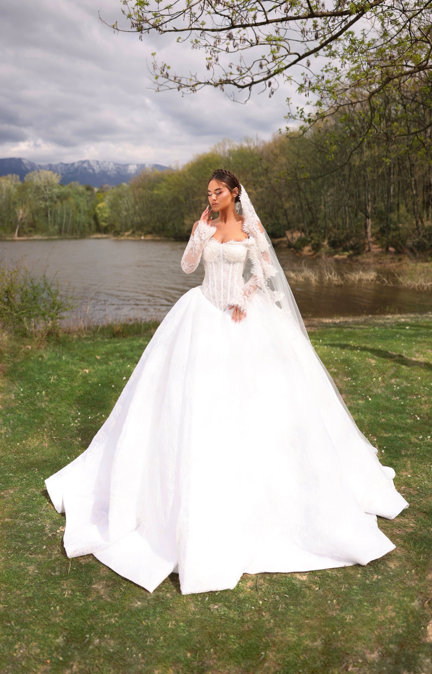 MARYNA - Lace Sculpted Bridal Gown