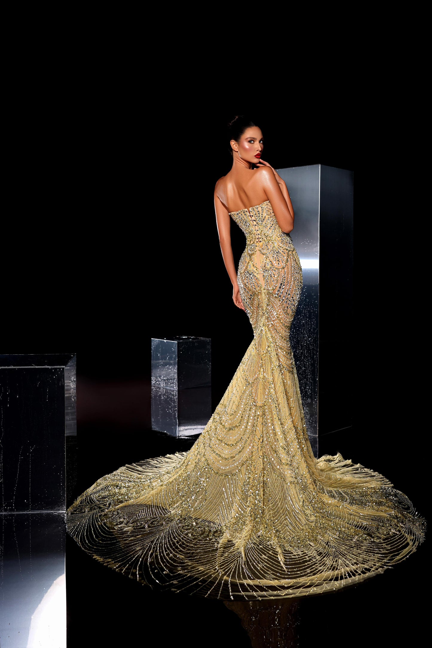 Lorette - Yellow strapless dress with long tail